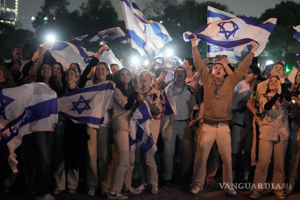 $!Gente celebra e arribo de un helicóptero con rehenes liberados de la Franja de Gaza en el Centro Médico Infantil Schneider en Petah Tikva, el 26 de noviembre de 2023.