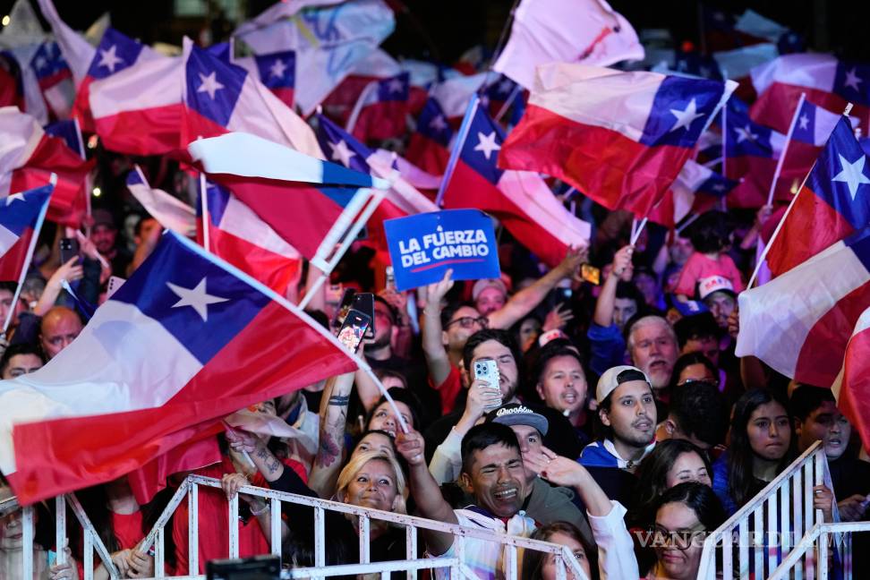 $!Partidarios de José Antonio Kast celebran tras su victoria en la segunda vuelta de las elecciones presidenciales en Santiago, Chile. Foto: AP/Natacha Pisarenko