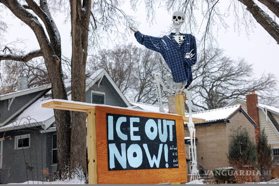 $!Un esqueleto humano adorna la fachada de una casa en un barrio residencial de Minneapolis, sobre un cartel hecho a mano que dice “¡HIELO FUERA YA!”.