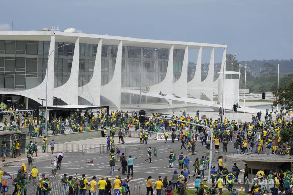$!Manifestantes, simpatizantes del expresidente brasileño Jair Bolsonaro, protestan frente al edificio del Palacio Planalto en Brasilia, Brasil.