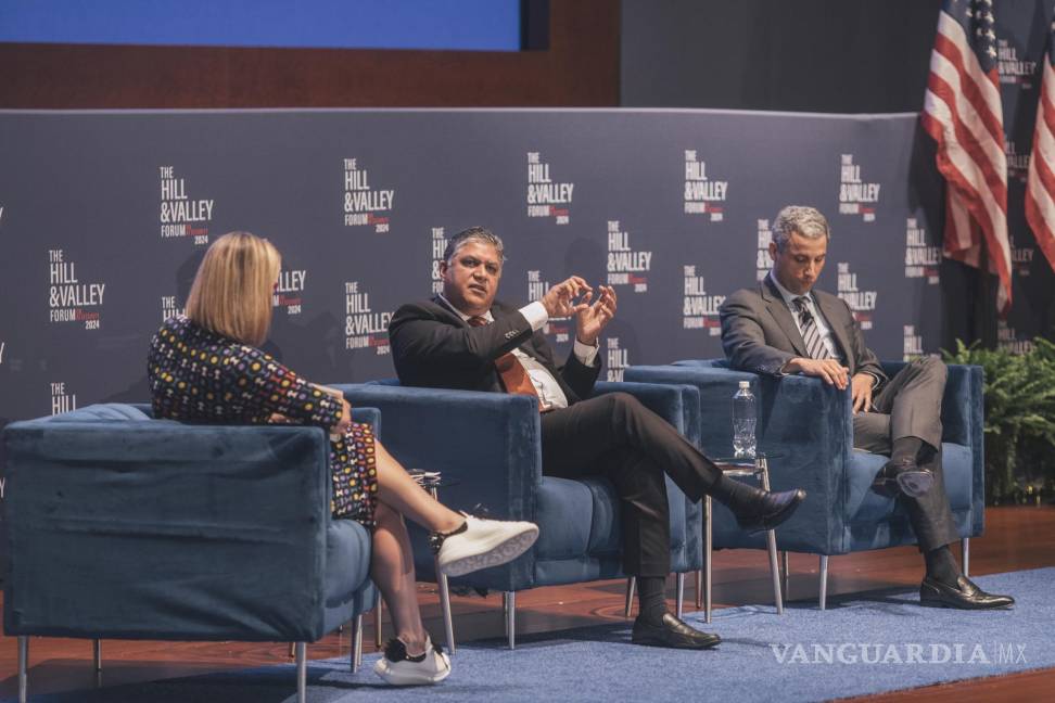 $!Nand Mulchandani, director de tecnología de la CIA, al centro, durante un foro en el Capitolio, en Washington, el 1.° de mayo de 2024.