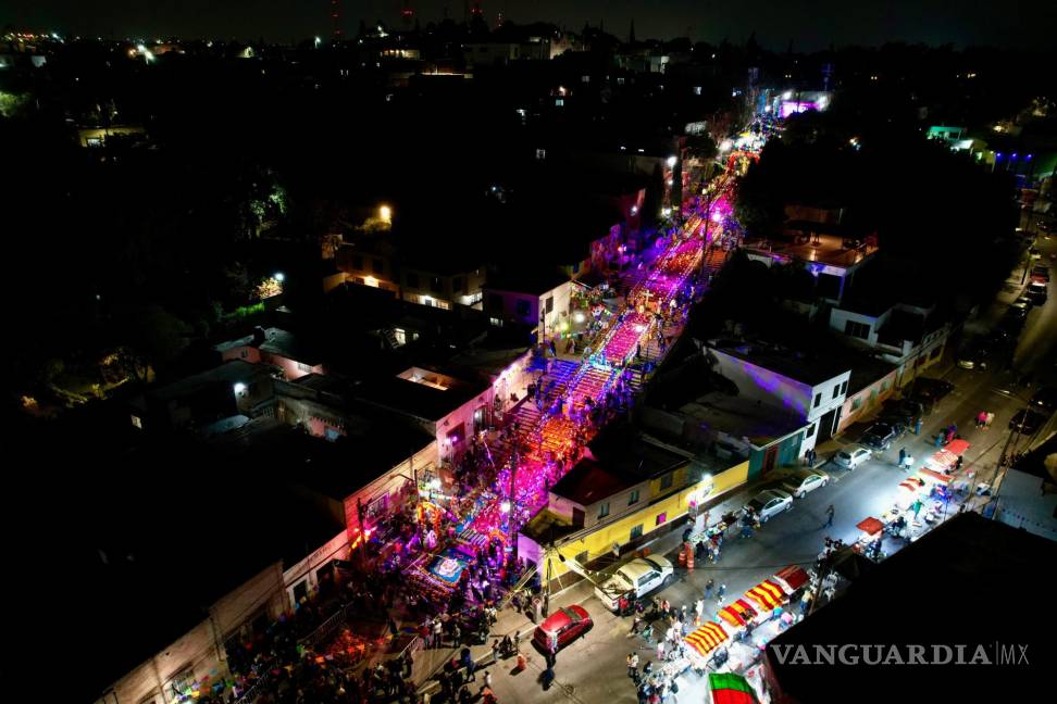 $!Iluminan el camino al más allá con el Altar Monumental del Barrio de Santa Anita