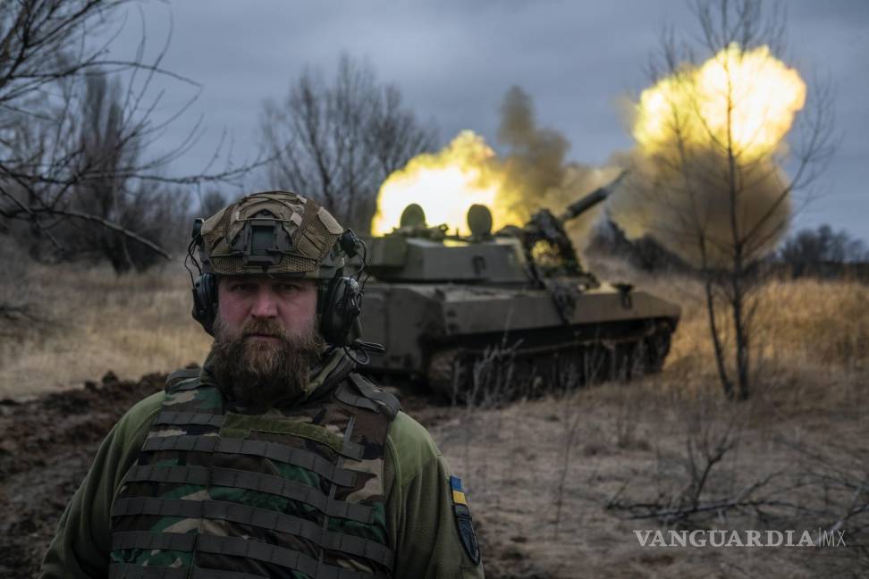 $!Un militar ucraniano observa a la cámara mientras un vehículo de artillería autopropulsado dispara contra posiciones rusas desde la región de Donetsk.