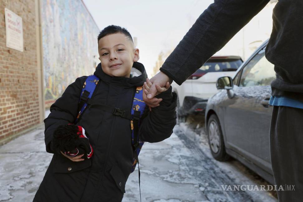 $!Dylan está con su padre cuando llega a la escuela el martes 21 de enero de 2025, en el barrio de East Boston, en Boston.