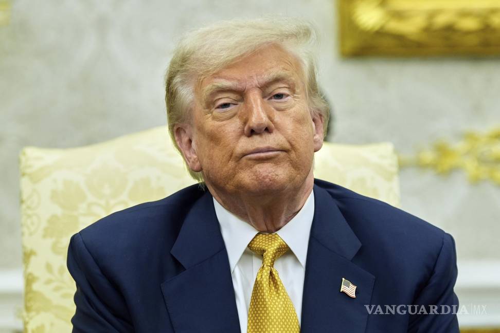 $!El presidente estadounidense Donald Trump en una reunión con el príncipe heredero de Bahréin, Salman bin Hamad Al Khalifa, en el Despacho Oval de la Casa Blanca, el miércoles 16 de julio de 2025, en Washington. (AP Foto/Alex Brandon)