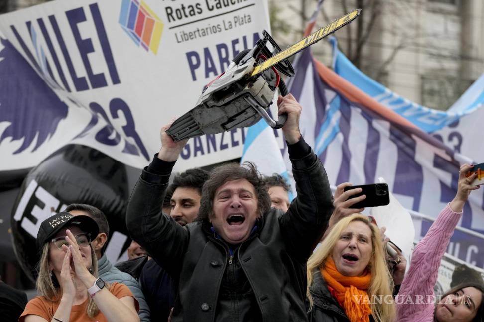 $!El candidato a la presidencia de Argentina Javier Mile sostiene una motosierra en un acto de campaña en La Plata, Argentina, el 12 de septiembre de 2023.