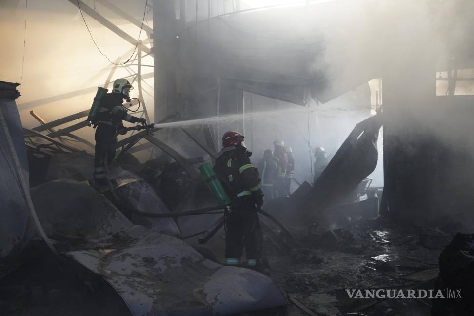 $!Los bomberos apagan un incendio tras el ataque ruso en Kharkiv, Ucrania.