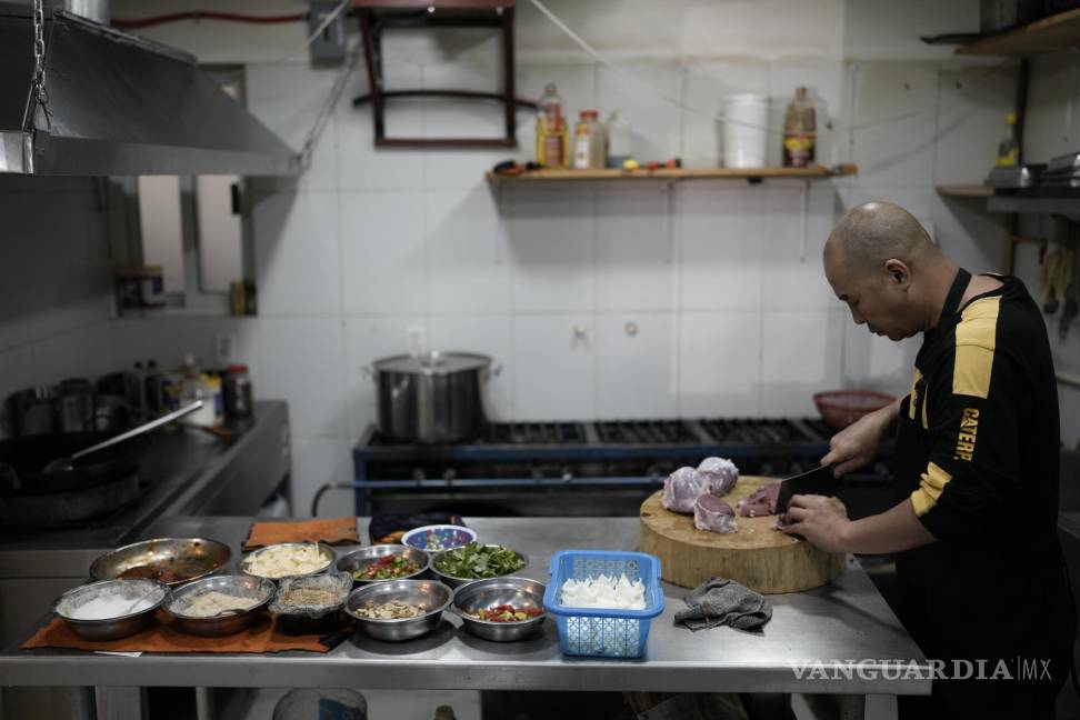 $!Li Ming prepara comida en el restaurante de comida china de su hijo “Nueve y media”, en la colonia Roma Sur de la Ciudad de México.