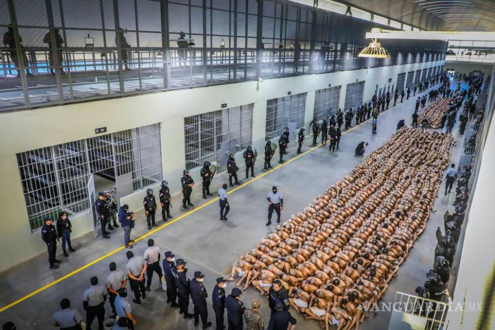 Así fue el traslado de 2 mil pandilleros al Centro de Confinamiento del Terrorismo en el Salvador