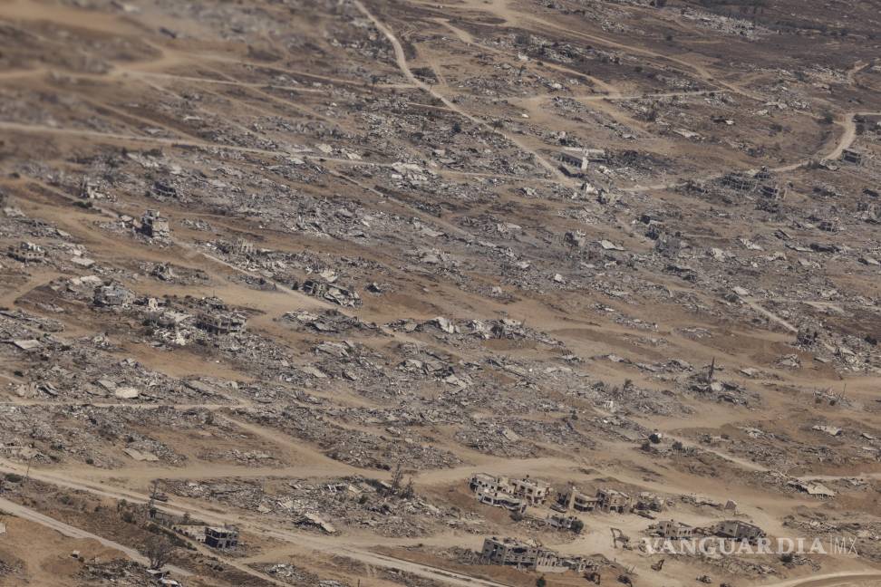 $!Los escombros de los edificios destruidos, vistos desde un C-130 de la Fuerza Aérea Jordana que entregaba paquetes de ayuda en paracaídas en la Franja de Gaza.