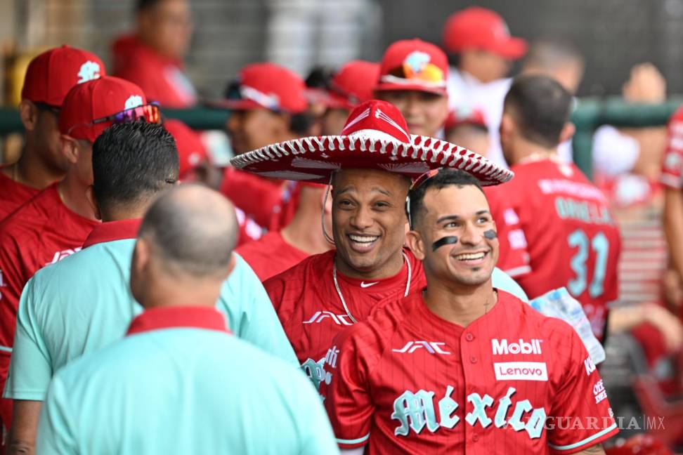 $!Robinson Canó, jugador estrella de los Diablos Rojos, celebra su destacada actuación con un jonrón crucial que impulsó la victoria sobre los Yankees en la Ciudad de México.