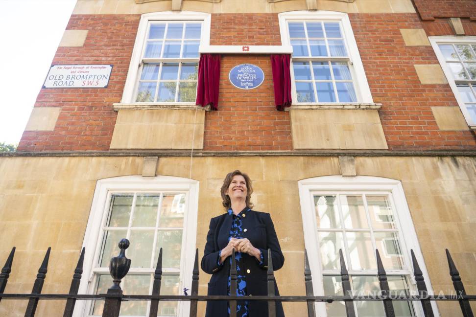 $!La ex compañera de piso de la princesa Diana Virginia Clarke se encuentra fuera de Coleherne Court, Old Brompton Road, Londres. AP/Dominic Lipinski/PA
