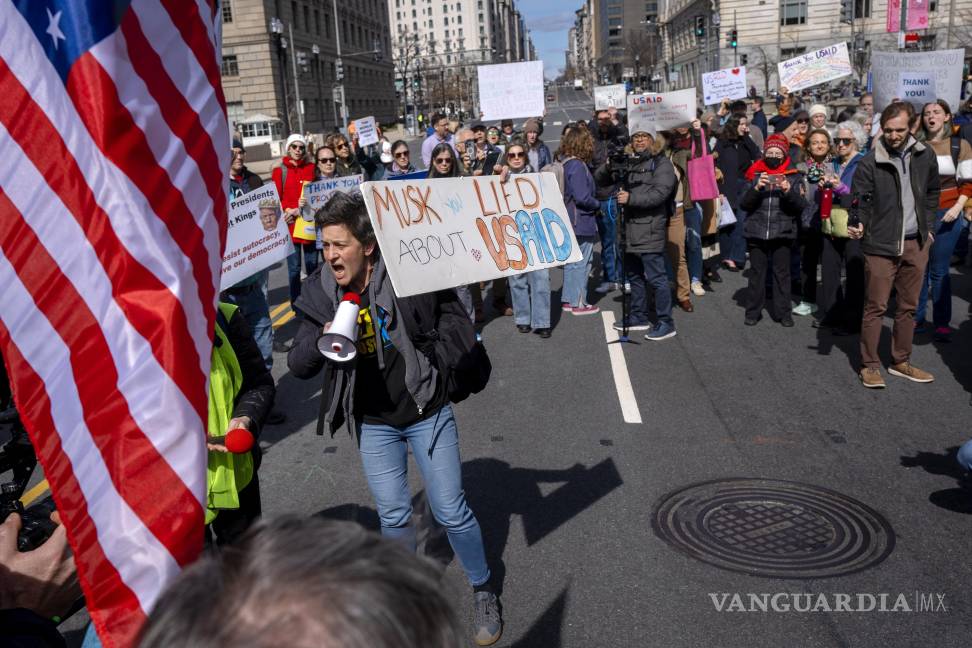 $!Personas se manifiesta en la calle 14 NW en apoyo a los trabajadores despedidos de USAID durante una protesta frente a la sede de USAID en Washington.