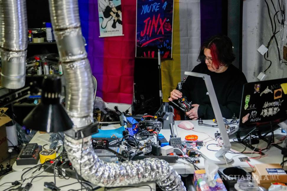 $!Chibi, una soldado ucraniana de la brigada Khartia, prueba un dron, el 7 de noviembre de 2025, en Járkiv Oblast, Ucrania.