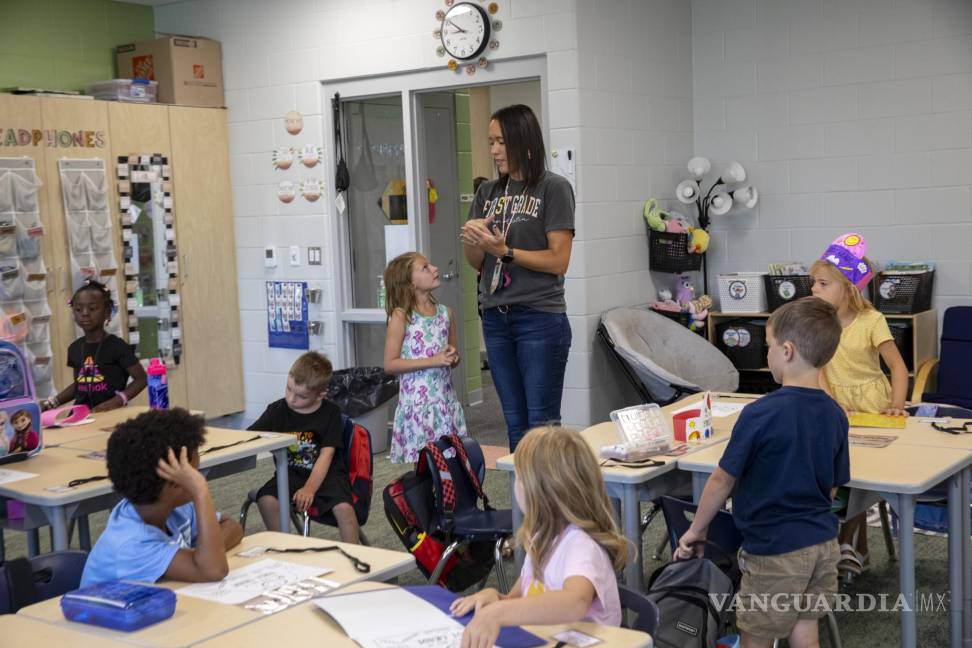 $!La maestra de primer grado Sarah Austin habla con los estudiantes en su salón de clases en el primer día de clases en la escuela primaria Parkview en Marion, Iowa.