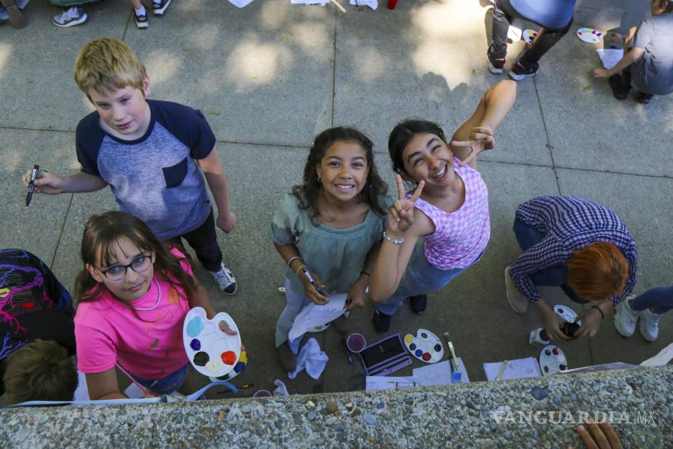 $!Alumnos posan para una foto mientras pintan un mural en la escuela Spokane Community College en mayo del 2024, en Spokane, Washington.