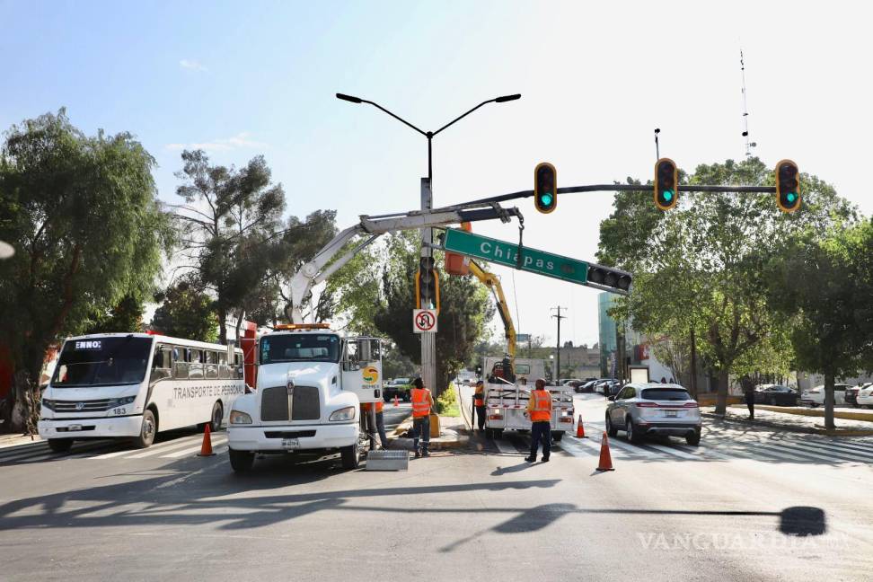 $!Trabajos de sincronización en los semáforos del bulevar Carranza buscan agilizar el tráfico en Saltillo.