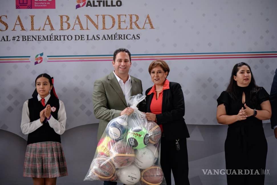 $!Javier Díaz exhortó a las y los estudiantes a prepararse con dedicación para aportar al desarrollo de su comunidad.