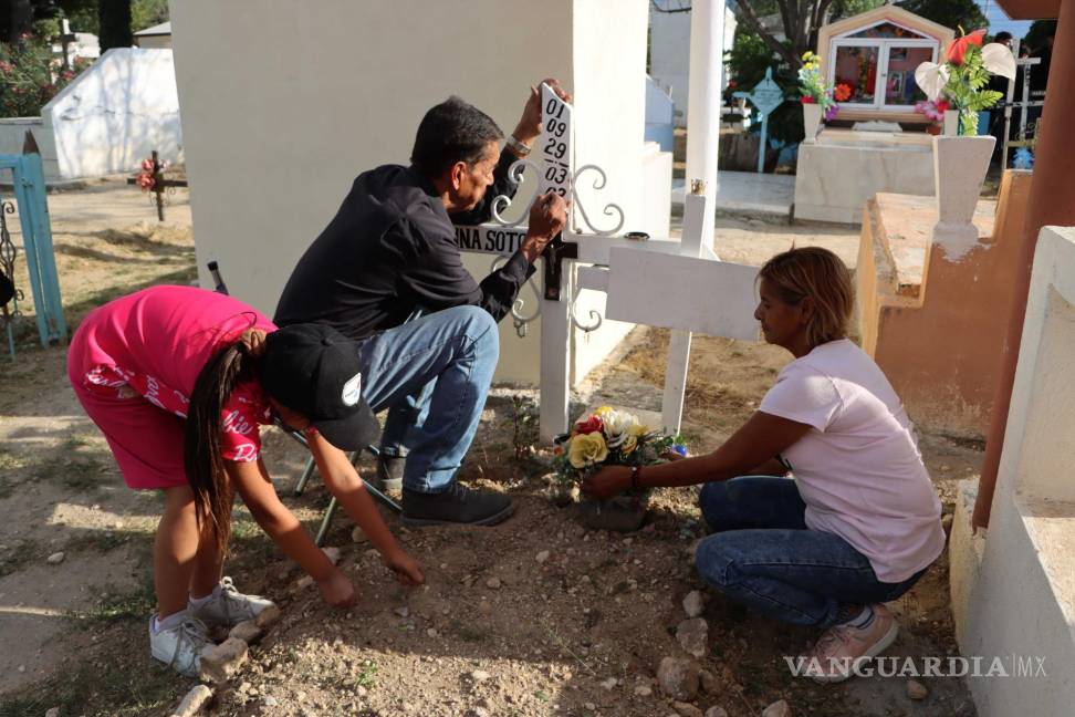 $!Las familias se afanaron por limpiar y adornar las tumbas de sus seres queridos.