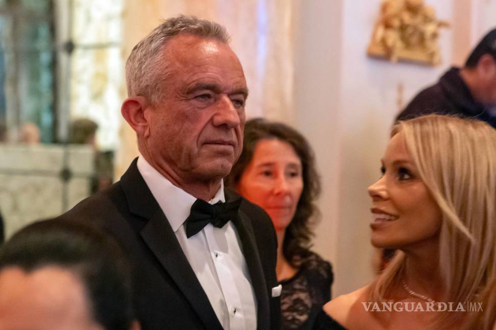 $!Robert F. Kennedy Jr. y su esposa Cheryl Hines llegan antes de que el presidente electo Donald Trump hable durante una gala del America First Policy Institute.