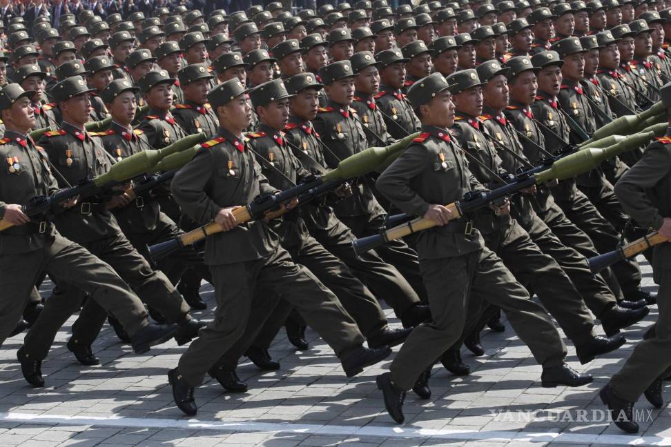 $!Soldados norcoreanos marchan durante un desfile militar en la Plaza Kim Il Sung por los 100 años del natalicio del fundador norcoreano Kim Il Sung en Pyongyang.