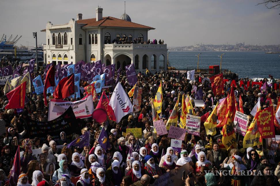 $!Las mujeres asisten a una protesta en conmemoración del Día Internacional de la Mujer en Estambul, Turquía.