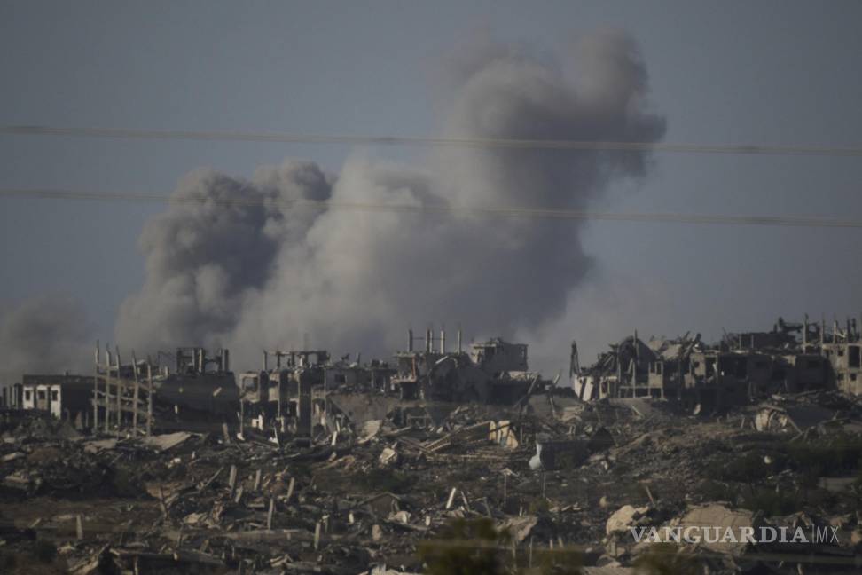 $!Residentes palestinos informaron de intensos bombardeos en toda la ciudad de Gaza el martes por la mañana.