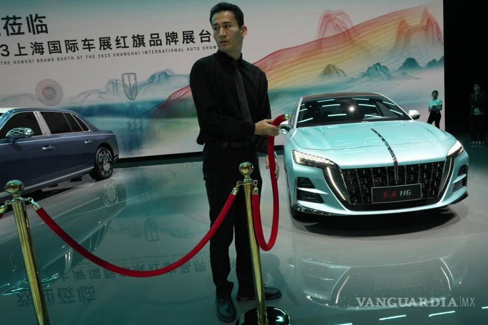 $!Un trabajador se prepara para acordonar el H6 de la marca china de automóviles de lujo Hongqi en la feria Auto Shanghai 2023 en Shanghái, el 19 de abril de 2023.