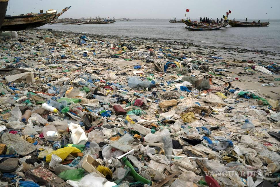 $!Basura y plásticos ensucian la arena de la playa de Yarakh en Dakar, Senegal, el 8 de noviembre de 2022.