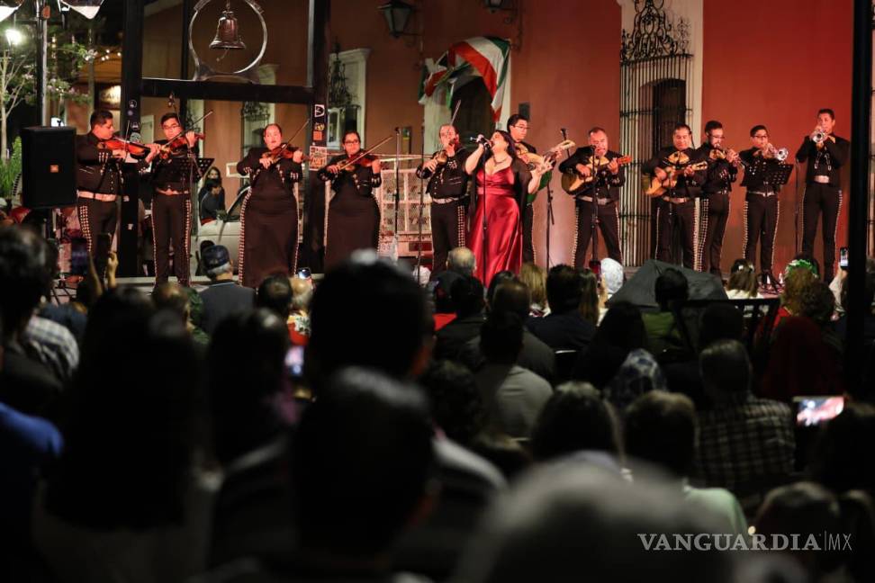 $!Solistas de la Compañía de Ópera de Saltillo, bajo la dirección de Alejandro Reyes Valdés, interpretaron melodías clásicas acompañados al piano por Eric Valdés Marines.