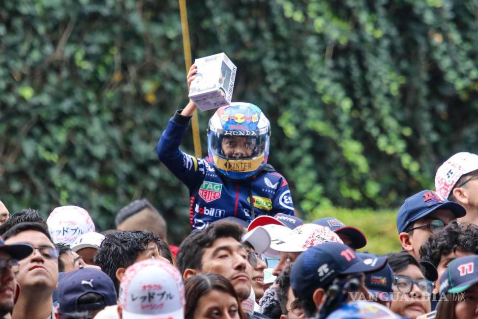 $!Fanáticos del piloto se vistieron como él para esperarlo afuera de la Plaza.