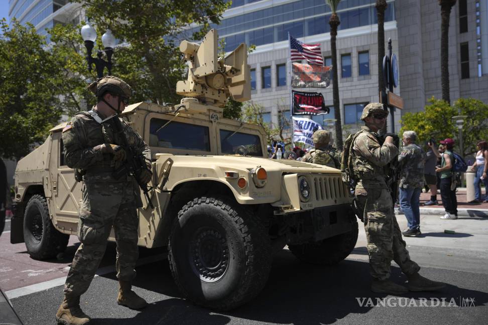 $!La Guardia Nacional de California monta guardia en una calle cerca de manifestantes y simpatizantes de Trump en Santa Ana, California.