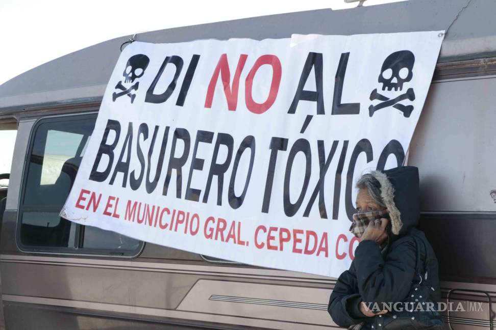 $!Caos por 6 horas en autopista de Coahuila; 200 campesinos bloquean vías para exigir cierre de basurero tóxico