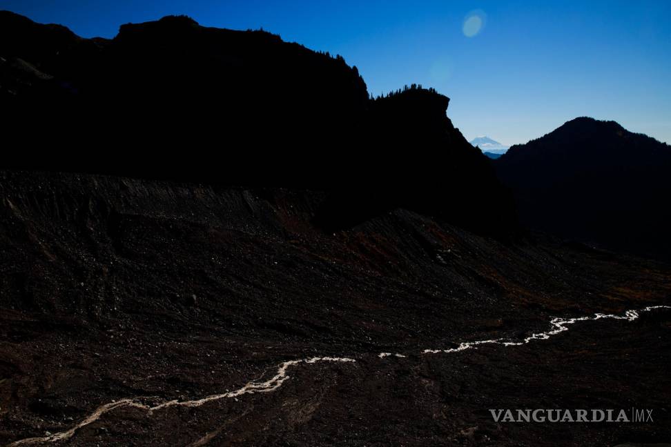 $!El agua de deshielo fluye donde alguna vez lo hizo el glaciar Tahoma en las laderas del Monte Rainier en Washington, el 22 de octubre de 2018.