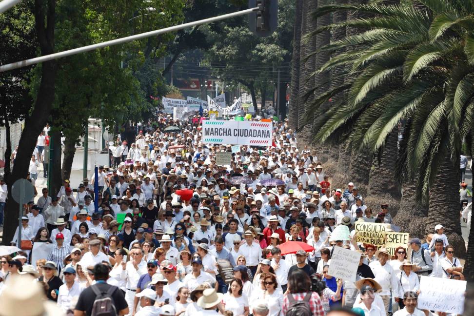 $!Marchan miles en Reforma en contra de López Obrador con pancartas piden su renuncia