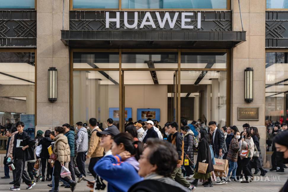 $!Tienda insignia de Huawei en Shanghai. El aumento de las ventas en el extranjero de productos manufacturados está ayudando a la economía y el empleo de China.