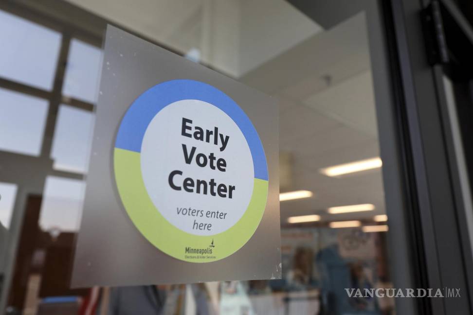 $!Un letrero da la bienvenida a los votantes en la puerta del centro de votación temprana de la Ciudad de Minneapolis