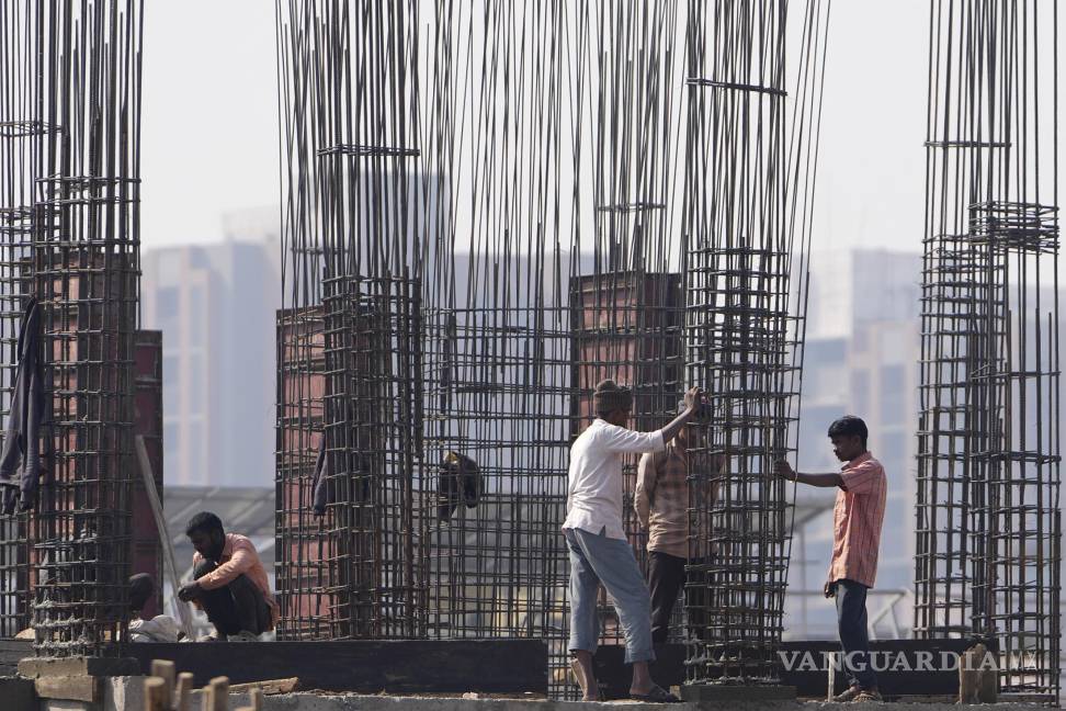 $!Obreros trabajan en Ahmedabad, India. Es posible que la amenaza de aranceles recíprocos de Trump pueda llevar a otros países a la mesa de negociaciones.