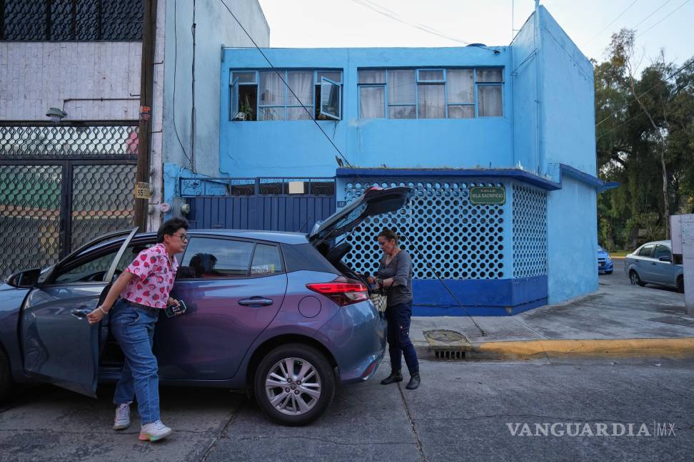 $!Diana Guzmán (I), conductora del colectivo feminista de transporte AmorrAs, y la pasajera Ninfa Fuentes (D) llegan a la casa de Fuentes en el Estado de México.