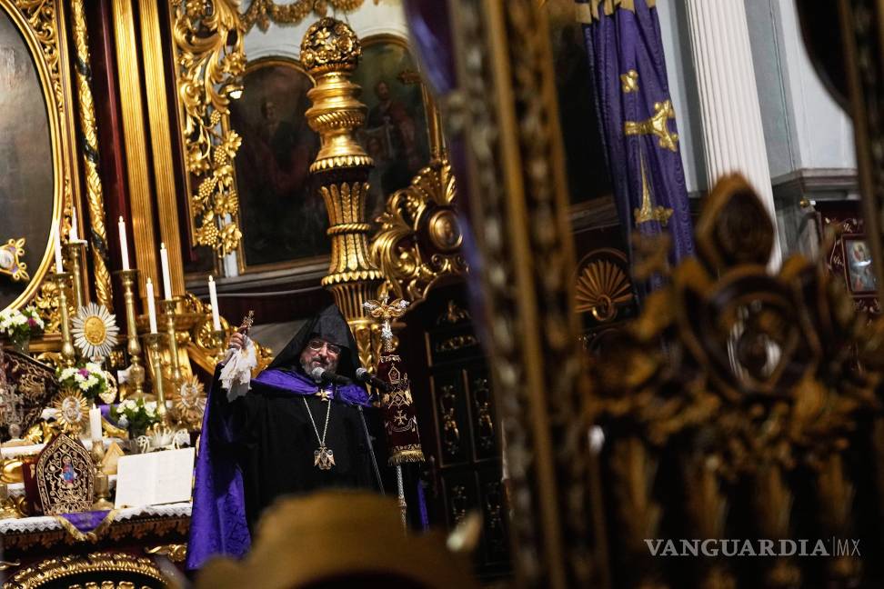 $!El arzobispo Sahak II Mashalian, patriarca armenio de Constantinopla, oficia la misa en la Iglesia Patriarcal Surp Asdvadzadzin en Estambul, Turquía.
