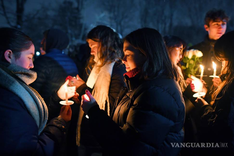 $!Personas sostienen velas durante una vigilia en Providence, Rhode Island, en memoria de las víctimas del tiroteo en el campus de la Universidad de Brown.