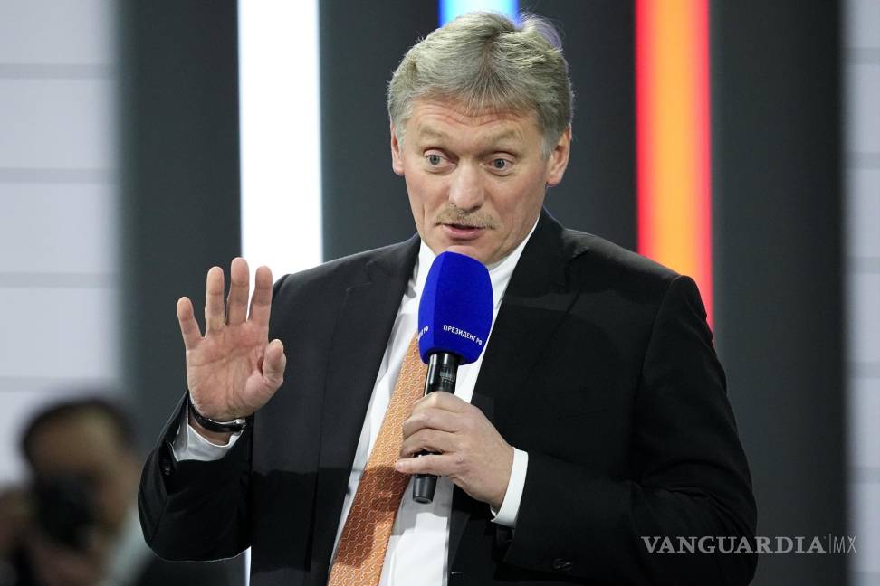 $!El portavoz del Kremlin, Dmitry Peskov, habla con los periodistas en Moscú, Rusia. AP/Alexander Zemlianichenko