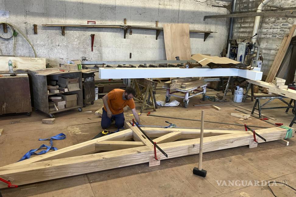 $!Un carpintero trabaja en una pieza que formará parte de la estructura del nuevo tejado de la catedral de Notre Dame de París.