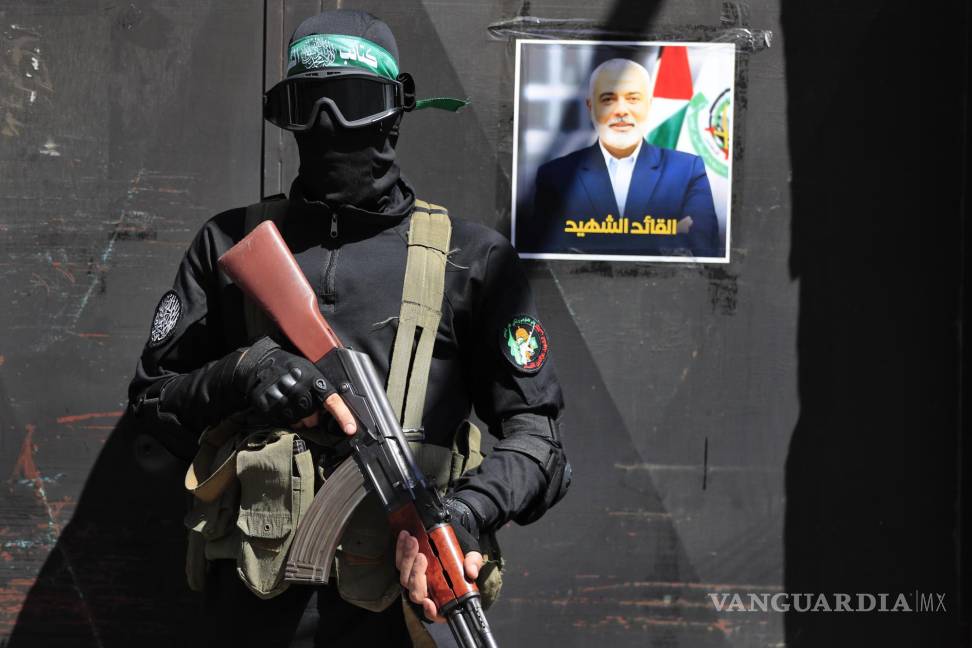 $!Un combatiente de Hamas se encuentra junto a un retrato que muestra al ex líder político de Hamas Ismail Haniyeh.