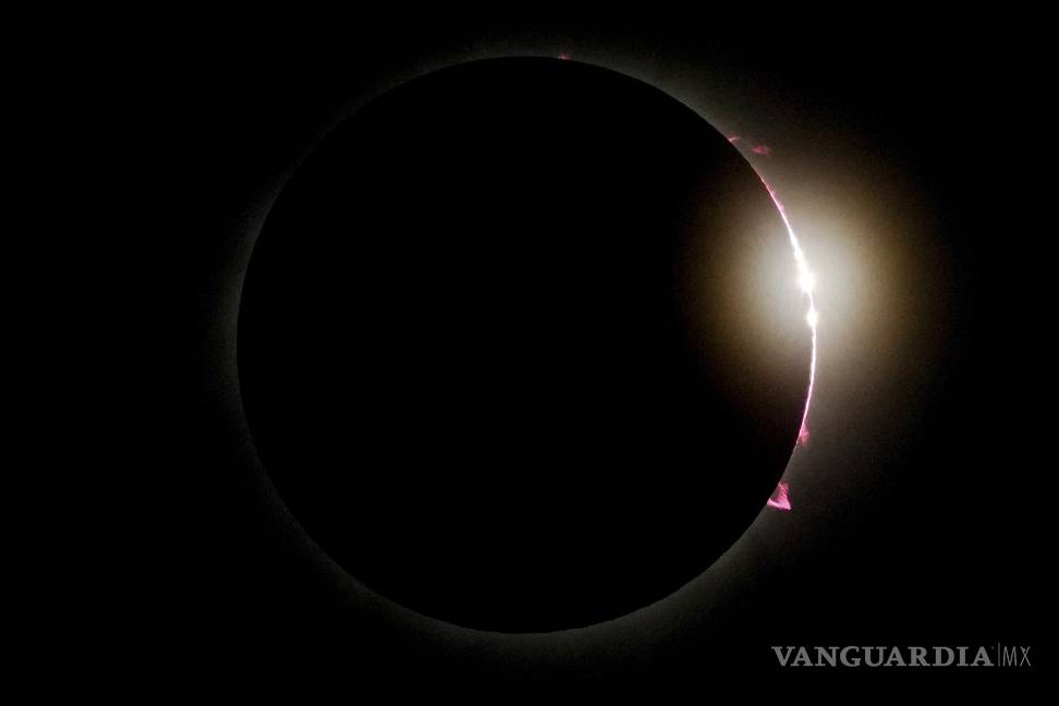 Así cautiva, maravilla y asombra el eclipse solar desde Mazatlán hasta la isla de Terranova (fotos)