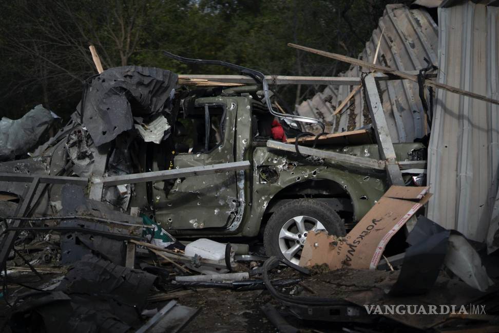 $!Se ve un automóvil dañado debajo de los escombros de un taller de automóviles que fue destruido después de un ataque ruso en Zaporizhzhia, Ucrania.