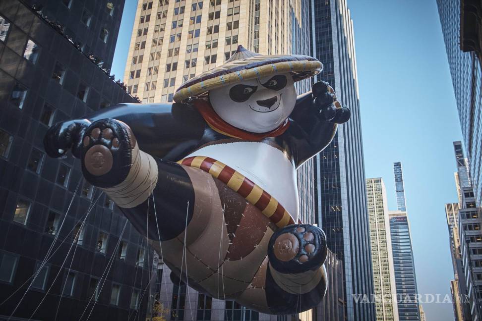 $!El globo Po de Kung Fu Panda flota a lo largo de la 6ta Avenida durante el Desfile del Día de Acción de Gracias de Macy’s en Nueva York.