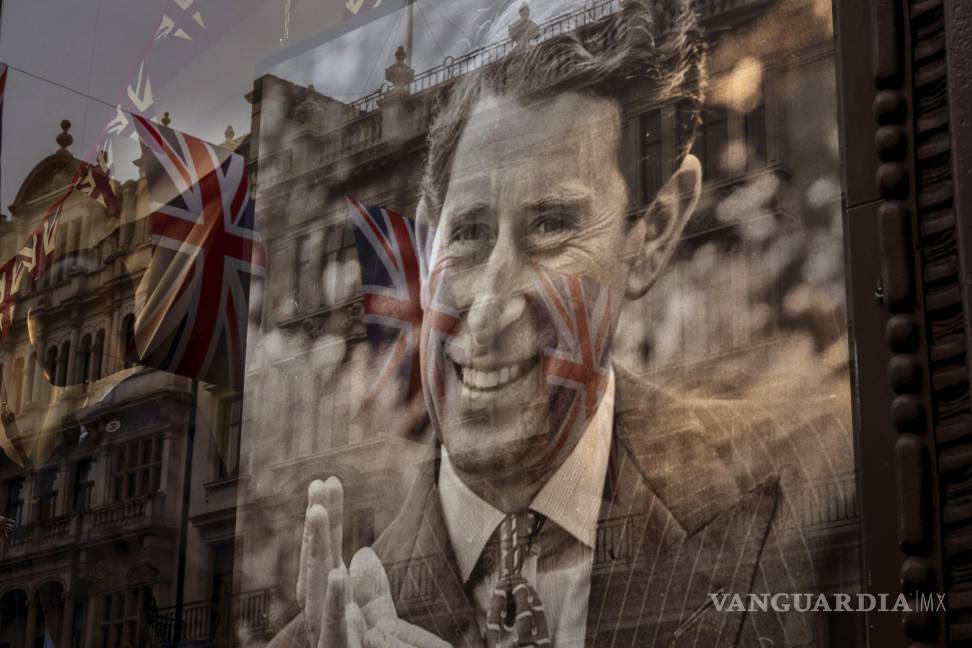 $!Un escaparate decorado con una foto del rey Carlos III es fotografiado en Londres. La coronación tendrá lugar en la Abadía de Westminster el 6 de mayo.