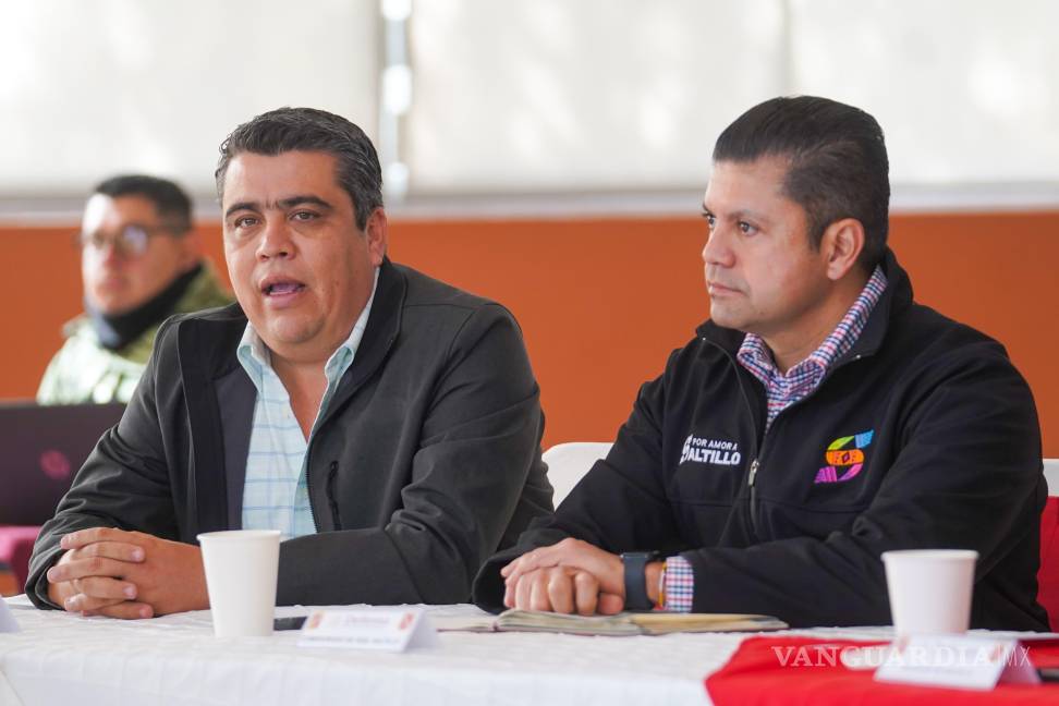 $!Alejandro González Farías (i), secretario del Ayuntamiento participó en la reunión.