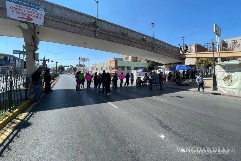 $!En días pasados, una manifestación frente al nosocomio reunió a ciudadanos que, entre la indignación y el cansancio, exigieron a las autoridades federales una respuesta ante las irregularidades en hemodiálisis.